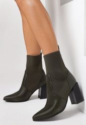 Zielone Botki Jilleane. Zielone botki Born2be, bez wzorów, prążkowane, ze szpiczastym noskiem, bez obcasa, na obcasie, bez zapięcia. Za 79.99 zł.