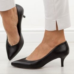 Czarne lico skórzane Polskie niskie szpilki damskie Prestige 2105/szpX. Czarne szpilki Prestige, bez wzorów, ze skóry, eleganckie, bez obcasa, na słupku, bez zapięcia. Za 399.00 zł.