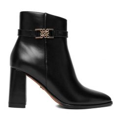 Botki Nine West. Czarne botki Nine West, bez wzorów, bez obcasa, na słupku, bez zapięcia. Za 279.99 zł.