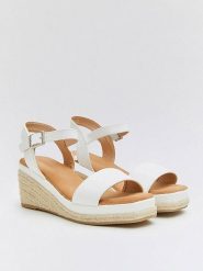 Belucci Sandały w kolorze białym na koturnie rozmiar: 39. Białe sandały Belucci, bez wzorów, z otwartym noskiem, bez obcasa, na koturnie, bez zapięcia. Za 145.95 zł.