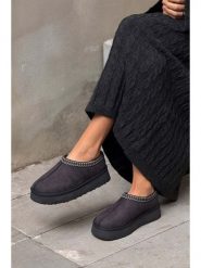 Trendyol Skórzane kapcie w kolorze czarnym rozmiar: 36. Czarne obuwie domowe Trendyol, bez wzorów, bez zapięcia. Za 260.99 zł.