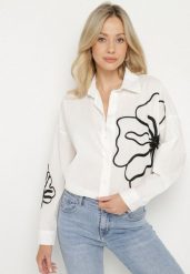 Biała Bawełniana Koszula z Kwiatowymi Aplikacjami Talreina. Białe koszule Born2be, s, z aplikacjami, z bawełny, eleganckie, bez kołnierzyka, bez ramiączek. Za 84.99 zł.