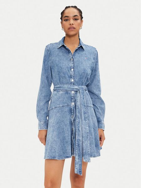 Tommy Jeans Sukienka jeansowa Chambray DW0DW19813 Niebieski Regular Fit. Niebieskie sukienki Tommy Jeans, s, bez wzorów, z bawełny, bez kołnierzyka, bez ramiączek. Za 479.99 zł.