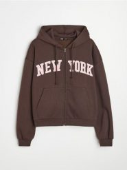 Rozpinana bluza hoodie z kieszeniami i napisem NEW YORK - brązowy. Brązowe bluzy Sinsay, l, bez wzorów, bez kaptura. Za 49.99 zł.