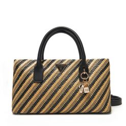 Torebka Guess. Czarne torebki klasyczne Guess, z aplikacjami, bez dodatków. Za 329.99 zł.