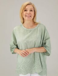 Bawełniana bluzka w ażurowy wzór. Bluzki Unisono, s, w ażurowe wzory, z bawełny, bez kołnierzyka, bez ramiączek. Za 149.00 zł.