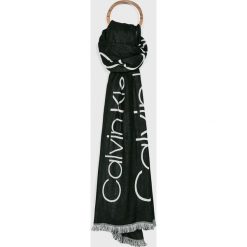 Calvin Klein - Szal. Czarne szaliki Calvin Klein, bez wzorów, z materiału. W wyprzedaży za 139.90 zł.