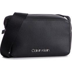Torebka CALVIN KLEIN - Strap Sml Camera Bag K60K605012 001. Czarne listonoszki Calvin Klein, bez wzorów, ze skóry ekologicznej, eleganckie, bez dodatków. W wyprzedaży za 279.00 zł.