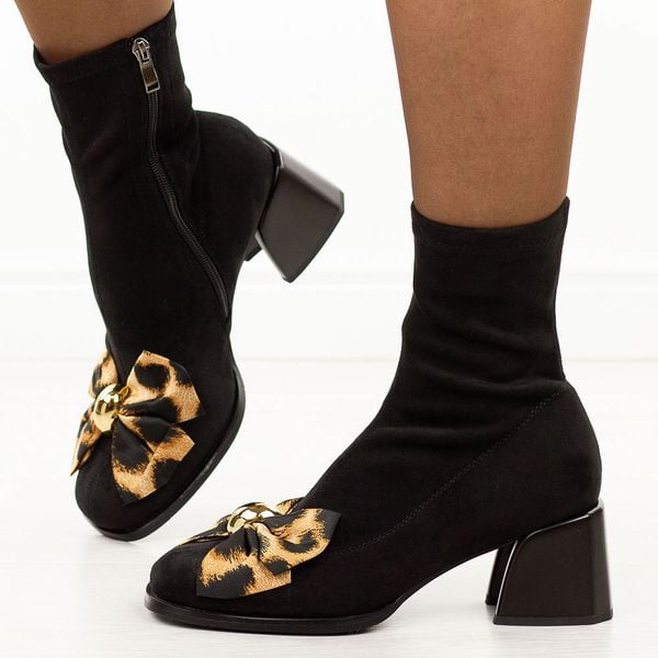 Czarne zamszowe botki damskie na obcasie DiA 52-827. Czarne botki DiA, na jesień, bez wzorów, z jeansu, z okrągłym noskiem, bez obcasa, na obcasie, bez zapięcia. W wyprzedaży za 296.67 zł.