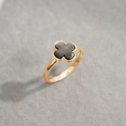 Pierścionek ze złota próby 585 z koniczyną z ciemną masą perłową. Żółte pierścionki Lilou, z perłą, złote. Za 1,298.00 zł.