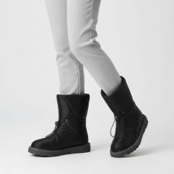 Śniegowce damskie Artiker, cholewka z pikowanego materiału z ociepleniem i regulacją na troczek gruba podeszwa z wyraźnym profilem, czarne, 51C0361. Czarne botki Artiker, na jesień, z aplikacjami, bez obcasa, na płaskiej podeszwie, bez zapięcia. Za 289.00 zł.