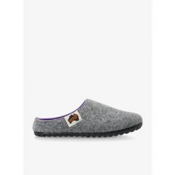 Kapcie Gumbies Outback. Szare obuwie domowe Gumbies, bez wzorów, bez zapięcia. Za 119.99 zł.