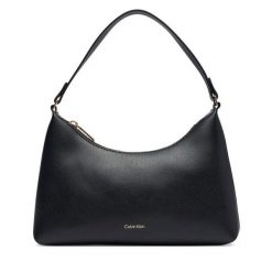 Torebka Calvin Klein. Czarne torebki klasyczne Calvin Klein, bez wzorów, bez dodatków. Za 369.99 zł.