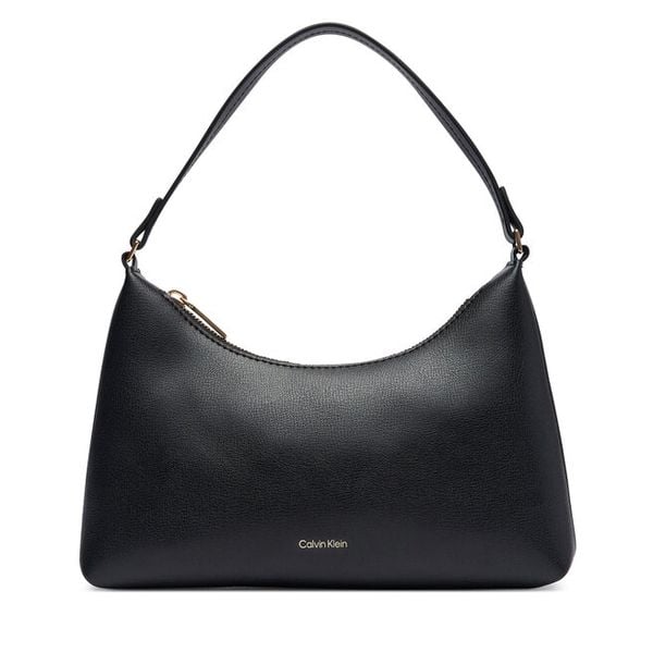 Torebka Calvin Klein. Czarne torebki klasyczne Calvin Klein, bez wzorów, bez dodatków. Za 369.99 zł.