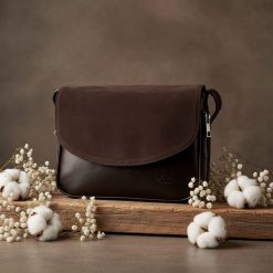 Listonoszka skórzana zamszowa DAN-A721 czekolada. Torebki klasyczne DAN-A, bez wzorów, z materiału, zamszowe, bez dodatków. Za 349.99 zł.