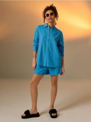 Klapki z motywem kwiatowym na platformie - czarny. Czarne klapki Sinsay, bez wzorów, bez obcasa, na platformie. Za 39.99 zł.