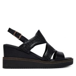 Sandały Tamaris. Czarne sandały Tamaris, bez wzorów, bez obcasa, na koturnie, bez zapięcia. Za 409.99 zł.