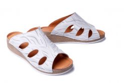 COMFORTABEL 700579-03 weiss, klapki damskie. Szare klapki Comfortabel, bez wzorów, ze skóry, bez obcasa, na koturnie. Za 251.93 zł.