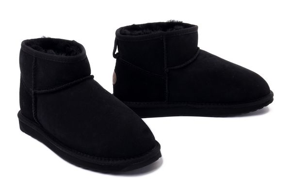 EMU AUSTRALIA W10937 STINGER MICRO black, botki damskie. Czarne botki EMU Australia, na zimę, bez wzorów, ze skóry, bez obcasa, bez zapięcia. Za 669.90 zł.