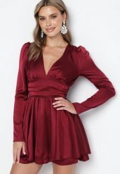Bordowa Satynowa Sukienka Mini z Głębokim Dekoltem i Wiązaniem z Tyłu Liadan. Czerwone sukienki Born2be, na imprezę, m, bez wzorów, z satyny, eleganckie, bez kołnierzyka, bez ramiączek, mini. Za 89.99 zł.