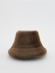 Kapelusz ze sztucznego futerk - brązowy. Brązowe kapelusze Reserved, bez wzorów. Za 79.99 zł.
