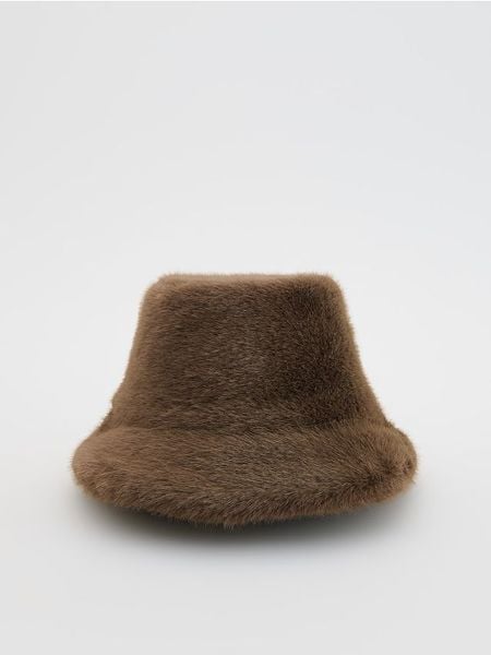 Kapelusz ze sztucznego futerka - brązowy. Brązowe kapelusze Reserved, bez wzorów. W wyprzedaży za 49.99 zł.