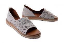 ARTIKER RELAKS 52C0812 szary, sandały damskie. Szare sandały Artiker Relaks, w ażurowe wzory, ze skóry, bez obcasa, bez zapięcia. Za 259.90 zł.