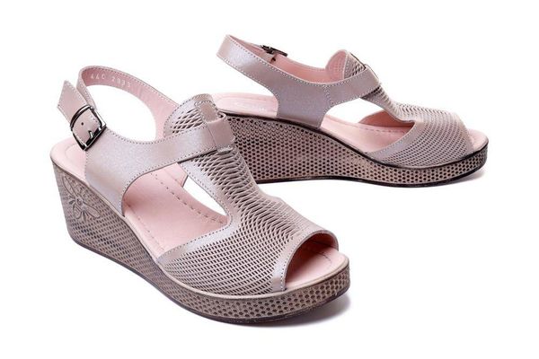 LANQIER 44C2933 vizyon simli, sandały damskie. Brązowe sandały Lanqier, w ażurowe wzory, z gumy, bez obcasa, na koturnie, bez zapięcia. Za 113.94 zł.