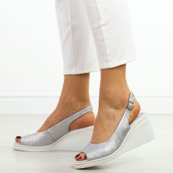 Srebrne skórzane sandały damskie S.Barski 539. Szare sandały S.BARSKI, bez wzorów, ze skóry, klasyczne, bez obcasa, na koturnie, bez zapięcia. Za 229.00 zł.