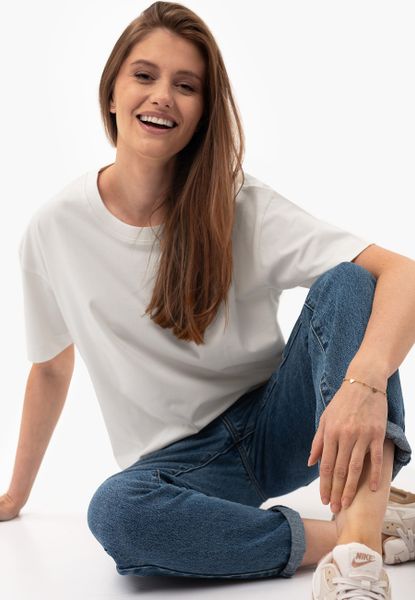 Gładki t-shirt, Comfort Fit, T-RODOS. Białe t-shirty Volcano, m, z aplikacjami, z bawełny, bez kołnierzyka, bez ramiączek. Za 59.99 zł.