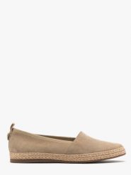 Piaskowe espadryle DINA. Brązowe espadryle Ryłko, bez wzorów, ze skóry, bez obcasa, na płaskiej podeszwie, bez zapięcia. W wyprzedaży za 349.99 zł.