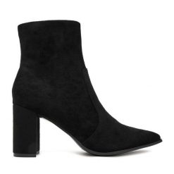 Botki JENNY. Czarne botki Jenny, bez wzorów, bez obcasa, na słupku, bez zapięcia. Za 159.99 zł.