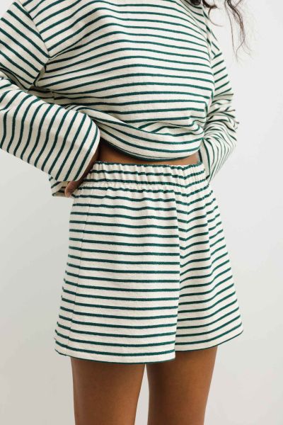 Szorty z bawełny strukturalnej w zielono beżowe paski - PENNY-S. Brązowe szorty Marsala, bez wzorów, z bawełny, klasyczne. W wyprzedaży za 49.98 zł.