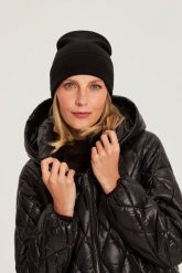 Gładka czapka czarna. Czarne czapki MOODO, bez wzorów, z poliamidu. Za 39.99 zł.