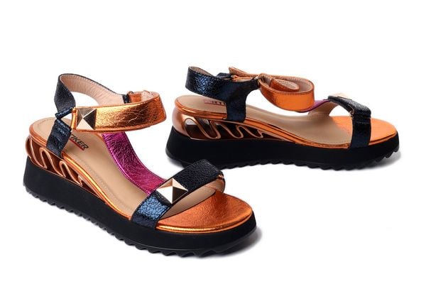 Artiker Relaks 58C1371 orange, sandały damskie. Pomarańczowe sandały Artiker Relaks, bez wzorów, ze skóry, bez obcasa, na koturnie, bez zapięcia. Za 265.41 zł.