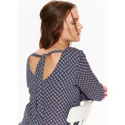 BLUZKA W MODNY WZÓR, Z WIĄZANIEM NA PLECACH. Bluzki TOP SECRET, bez wzorów, z tkaniny, eleganckie, bez kołnierzyka, bez ramiączek. W wyprzedaży za 39.99 zł.