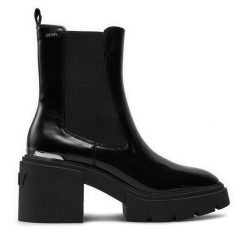 Botki DKNY. Czarne botki DKNY, bez wzorów, bez obcasa, na słupku, bez zapięcia. Za 919.99 zł.