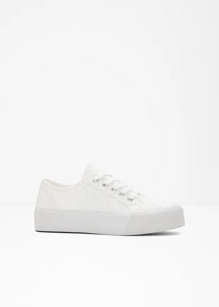 Sneakersy na podeszwie platformie. Białe obuwie sportowe bonprix, bez zapięcia. Za 124.99 zł.