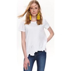 ELEGANCKI T-SHIRT DAMSKI ZDOBIONY KWIATOWYM HAFTEM. Białe t-shirty TOP SECRET, z aplikacjami, z koronki, bez kołnierzyka, bez ramiączek. W wyprzedaży za 29.99 zł.