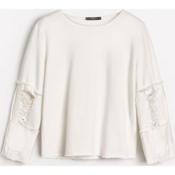 Bluza z podartymi rękawami - Kremowy. Bluzy Reserved. W wyprzedaży za 29.99 zł.