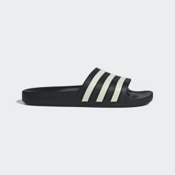 Klapki adilette Aqua. Białe klapki Adidas, bez wzorów, bez obcasa. Za 119.00 zł.