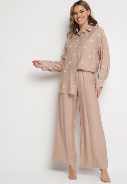 Ciemnobeżowy Wiskozowy Komplet z Koszulą z Haftem i Szerokimi Spodniami Thannora. Brązowe koszule Born2be, l, bez wzorów, z materiału, eleganckie, bez kołnierzyka, bez ramiączek. Za 159.99 zł.