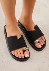 Czarne Klapki Typu Japonki z Metaliczną Ozdobą Samrina. Czarne klapki Born2be, z aplikacjami, z jeansu, bez obcasa, na płaskiej podeszwie. Za 79.99 zł.