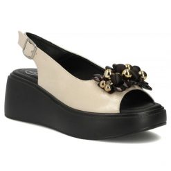 Skórzane sandały damskie na koturnie złote Filippo DS7577. Żółte sandały Filippo, bez wzorów, ze skóry, bez obcasa, na koturnie, bez zapięcia. Za 189.99 zł.