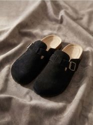 Zamszowe klapki mule z regulowaną klamrą - czarny. Czarne klapki Sinsay, bez wzorów, z zamszu, bez obcasa. Za 79.99 zł.