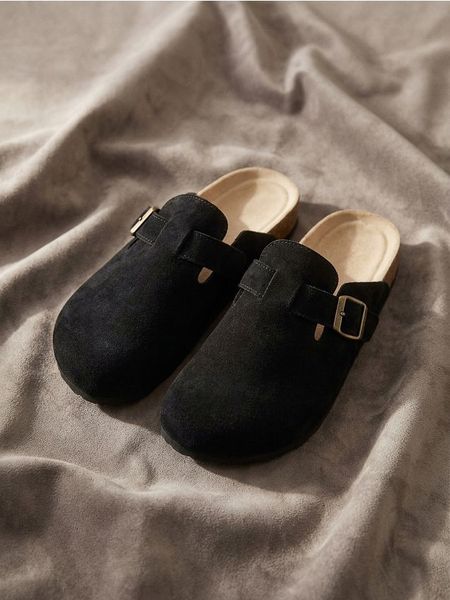 Skórzane klapki mule z regulowaną klamrą - czarny. Czarne klapki Sinsay, bez wzorów, bez obcasa. Za 79.99 zł.