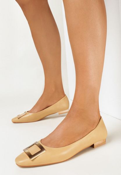 Brązowe Balerinki na Płaskim Obcasie z Metalową Ozdobą Akana. Brązowe baleriny Born2be, z aplikacjami, bez obcasa, na płaskiej podeszwie. Za 29.99 zł.