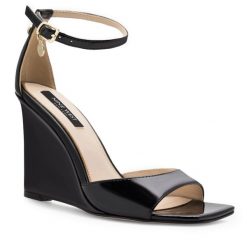 Sandały Nine West. Czarne sandały Nine West, bez wzorów, bez obcasa, na koturnie, bez zapięcia. Za 139.99 zł.