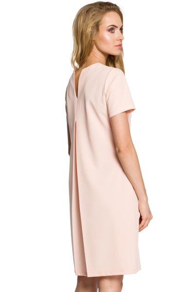 Sukienka trapezowa z kontrafałdą i dekoltem z tyłu na lato pudrowy róż. Czerwone sukienki Sukienki.shop, do pracy, na lato, l, bez wzorów, z elastanu, biznesowe, bez kołnierzyka, bez ramiączek, dopasowane. Za 99.00 zł.
