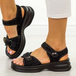 Czarne sandały damskie na platformie Potocki 105301. Czarne sandały POTOCKI, z aplikacjami, z jeansu, eleganckie, bez obcasa, na platformie, bez zapięcia. Za 139.00 zł.